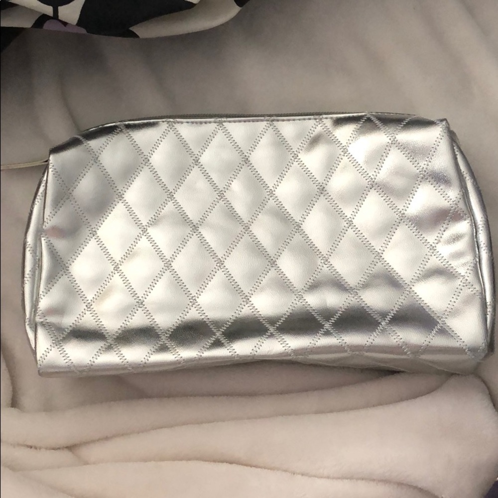 🌟 NWOT Silver Metallic Makeup Pouch 🌟